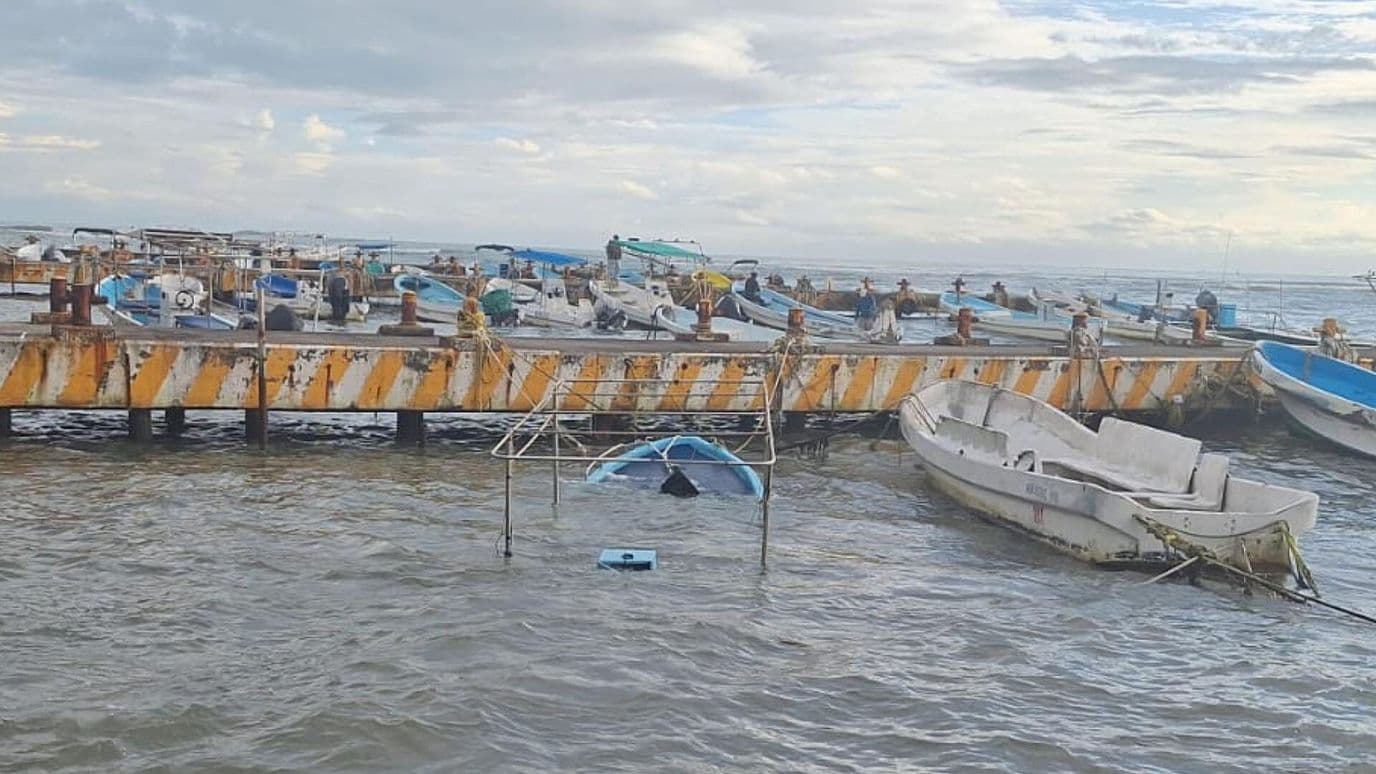 Fuerte Marejada Hunde Lancha en el Muro de Pescadores de Veracruz