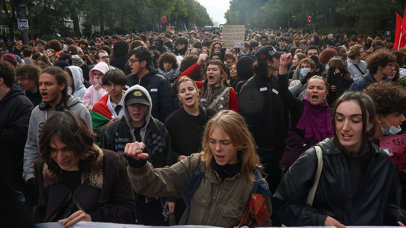 Francia Prohíbe Protestas de Jóvenes; Colectivos Convocan a Nuevas Movilizaciones