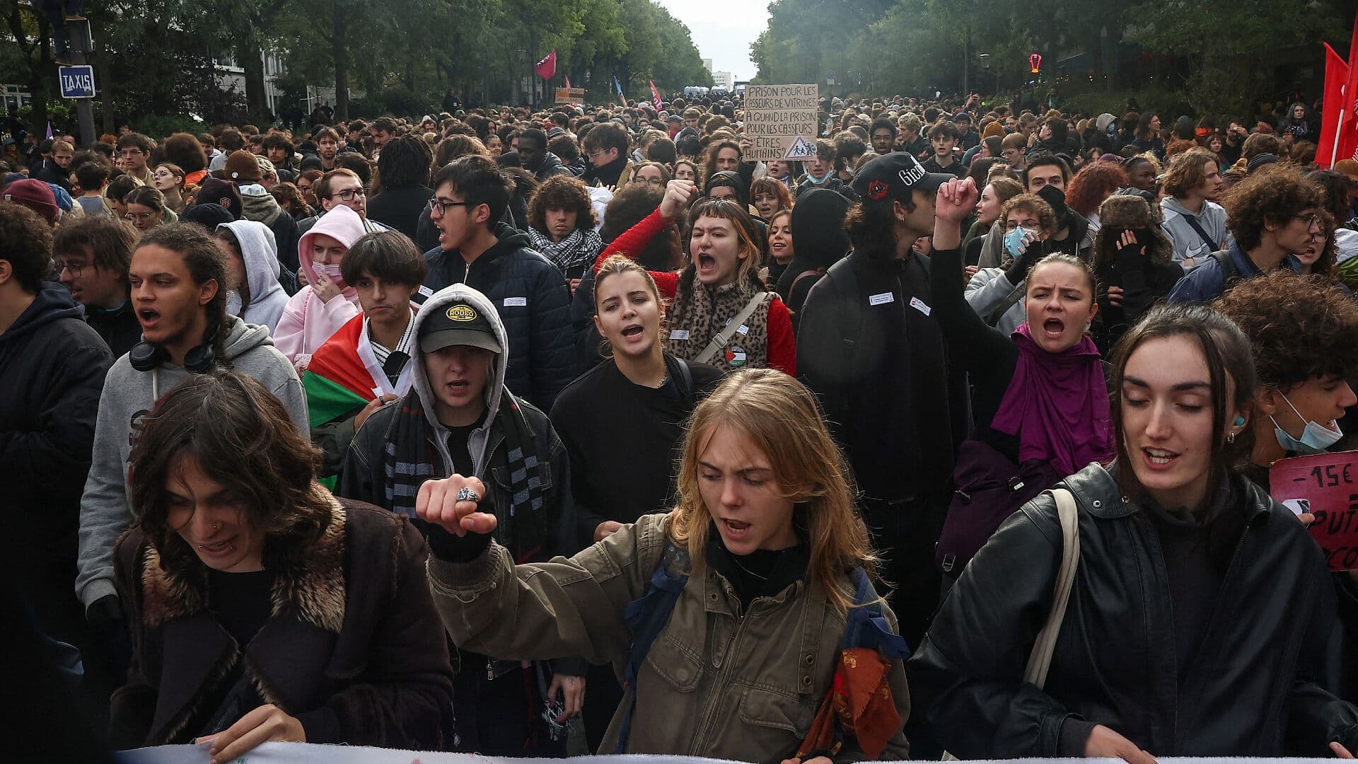 Francia Prohíbe Protestas de Jóvenes; Colectivos Convocan a Nuevas Movilizaciones