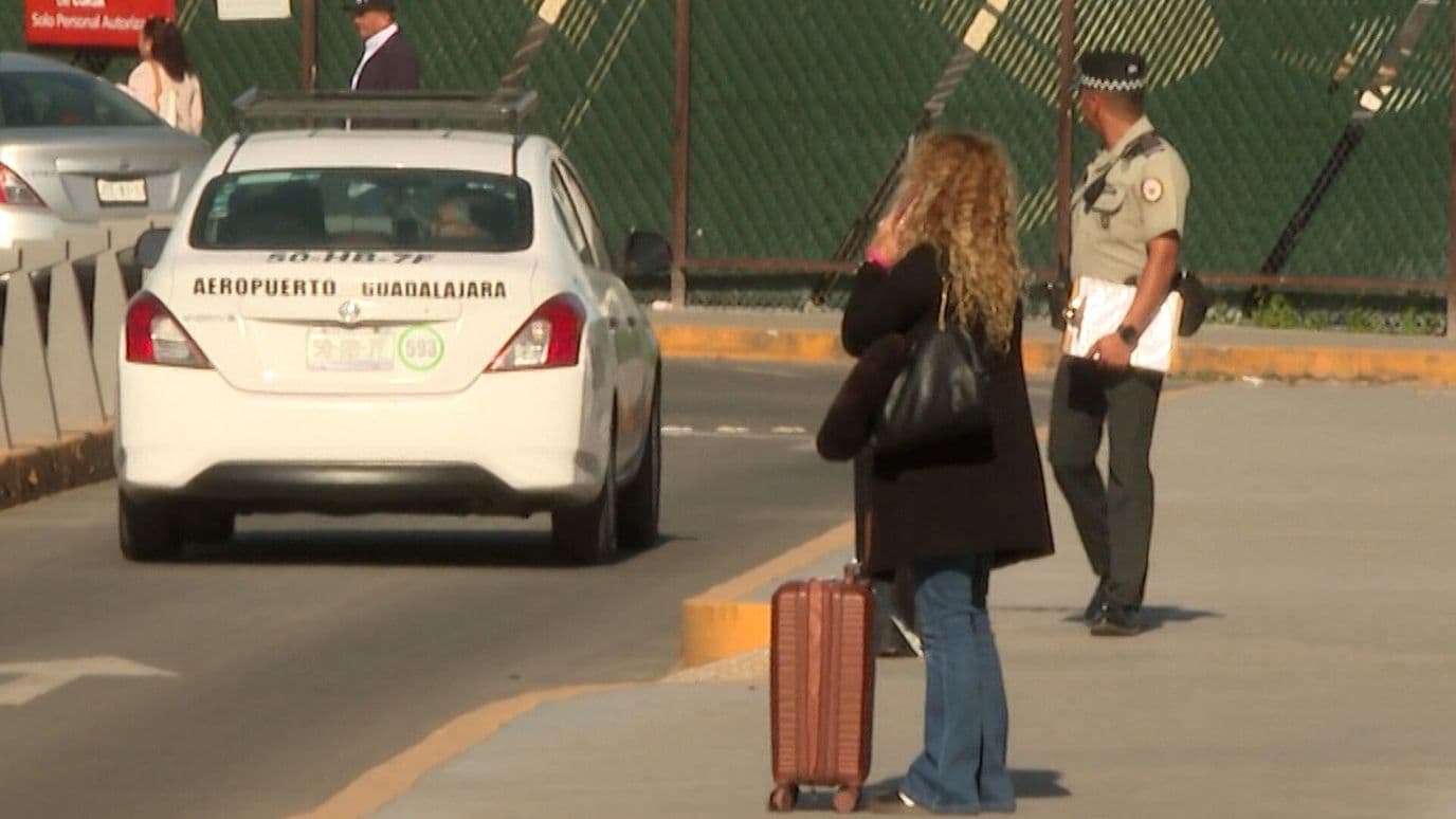 Taxis Piratas Siguen al Acecho en el Aeropuerto Internacional de Guadalajara