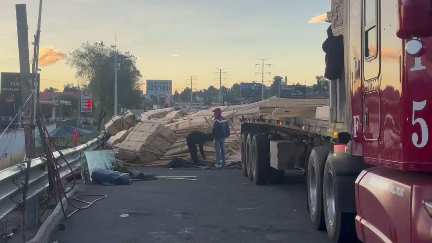 Accidente Volcadura Tráiler Tablas Madera Autopista México Puebla Dirección CDMX