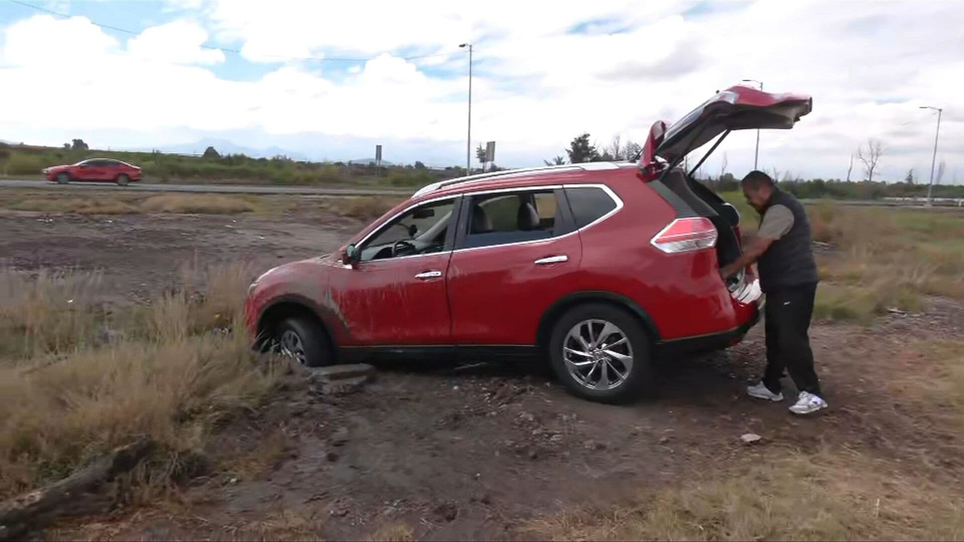 Vehículos Quedan Atascados en el Fango en la Peñón-Texcoco