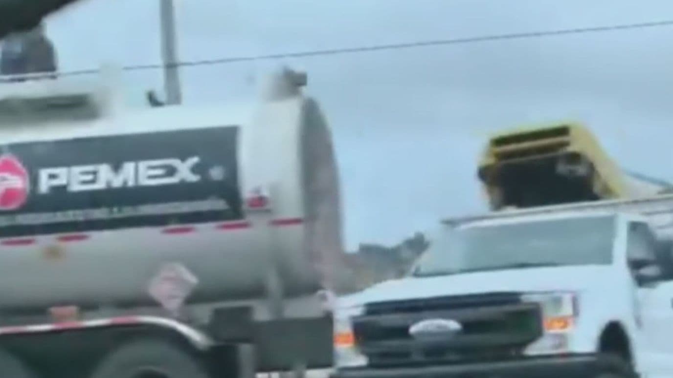 Vuelca Pipa con 20 Mil Litros de Combustible en Hidalgo
