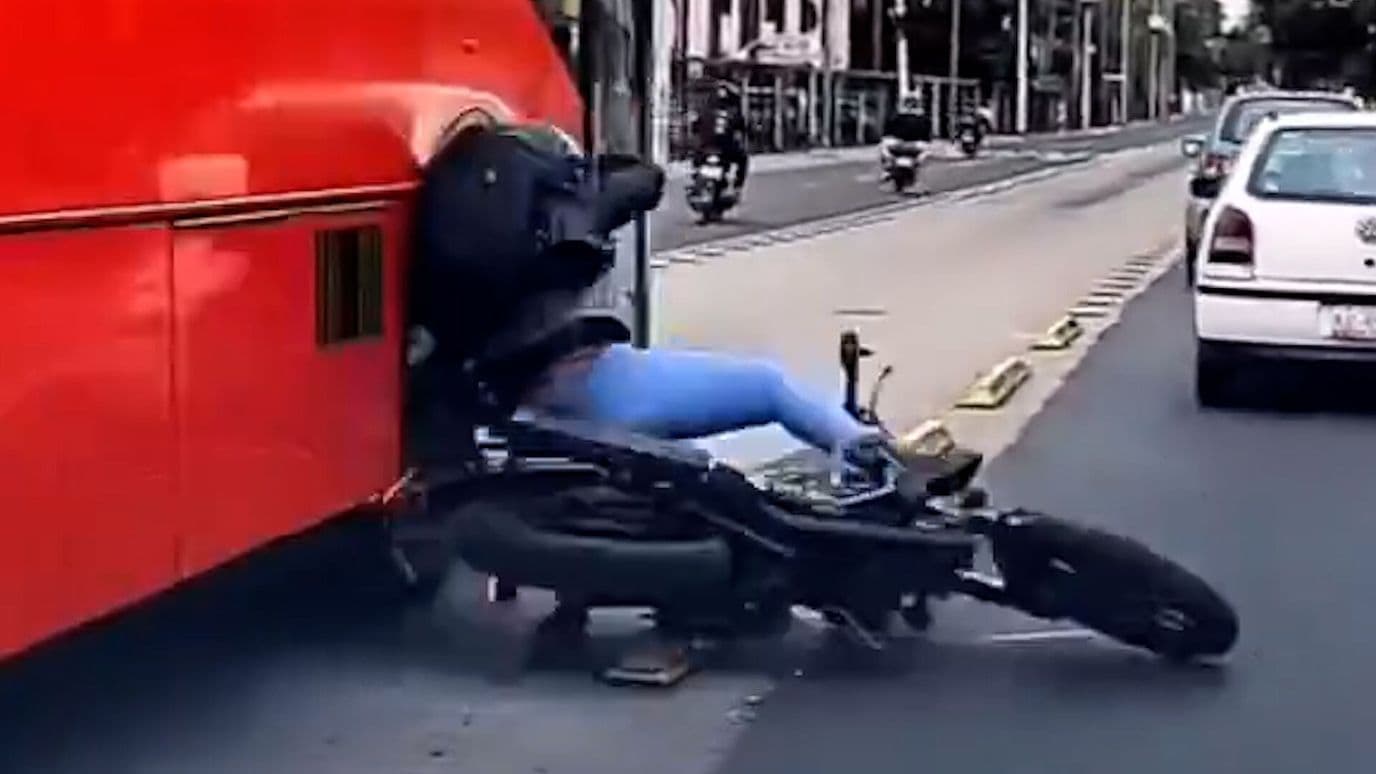 Automovilista Graba Momento en que Metrobús Impacta a Motociclista en CDMX