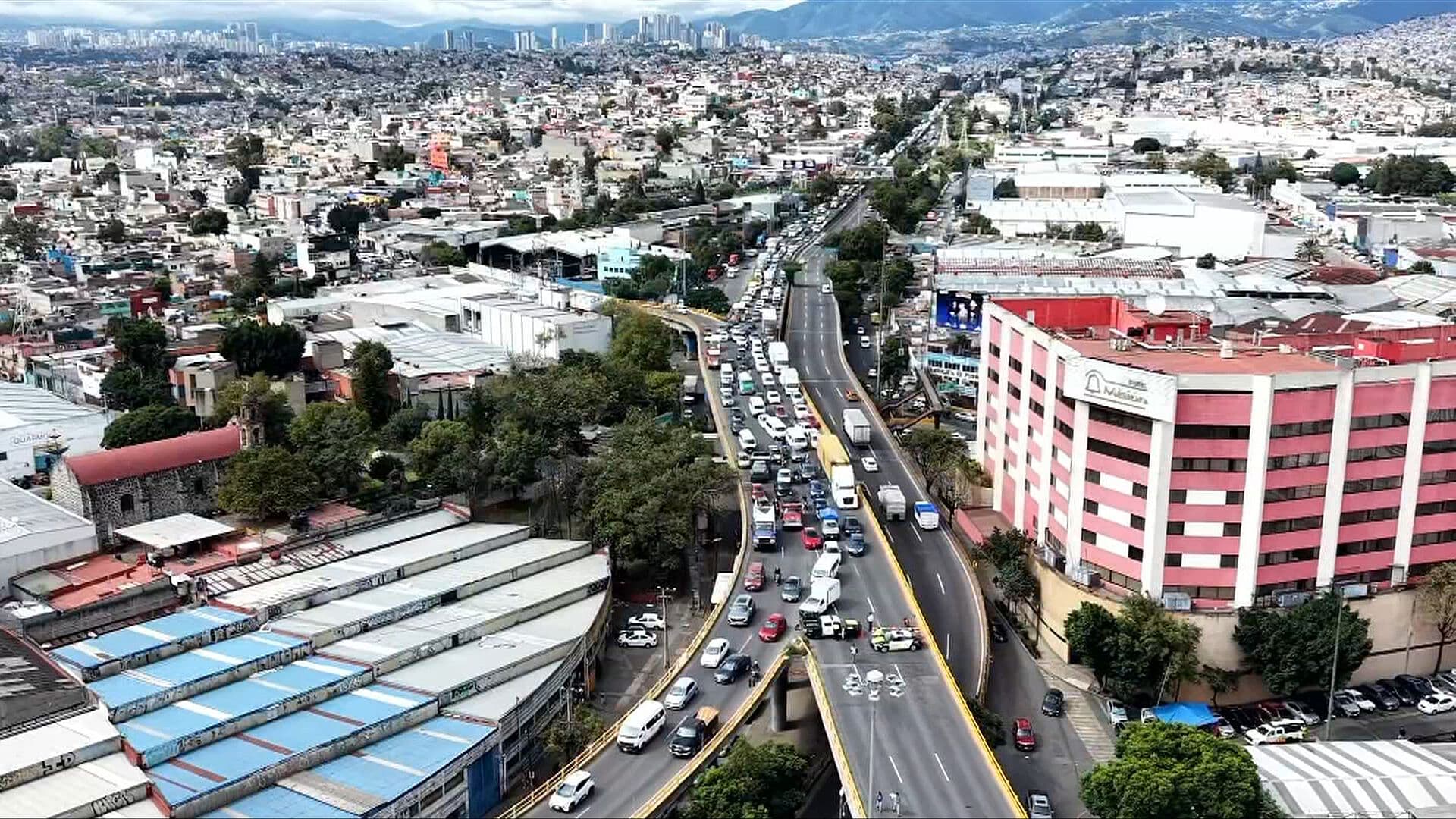 Así se Ve Desde el Aire Bloqueo en la Avenida Gustavo Baz: Caos Vial, Alternativas y Testimonios