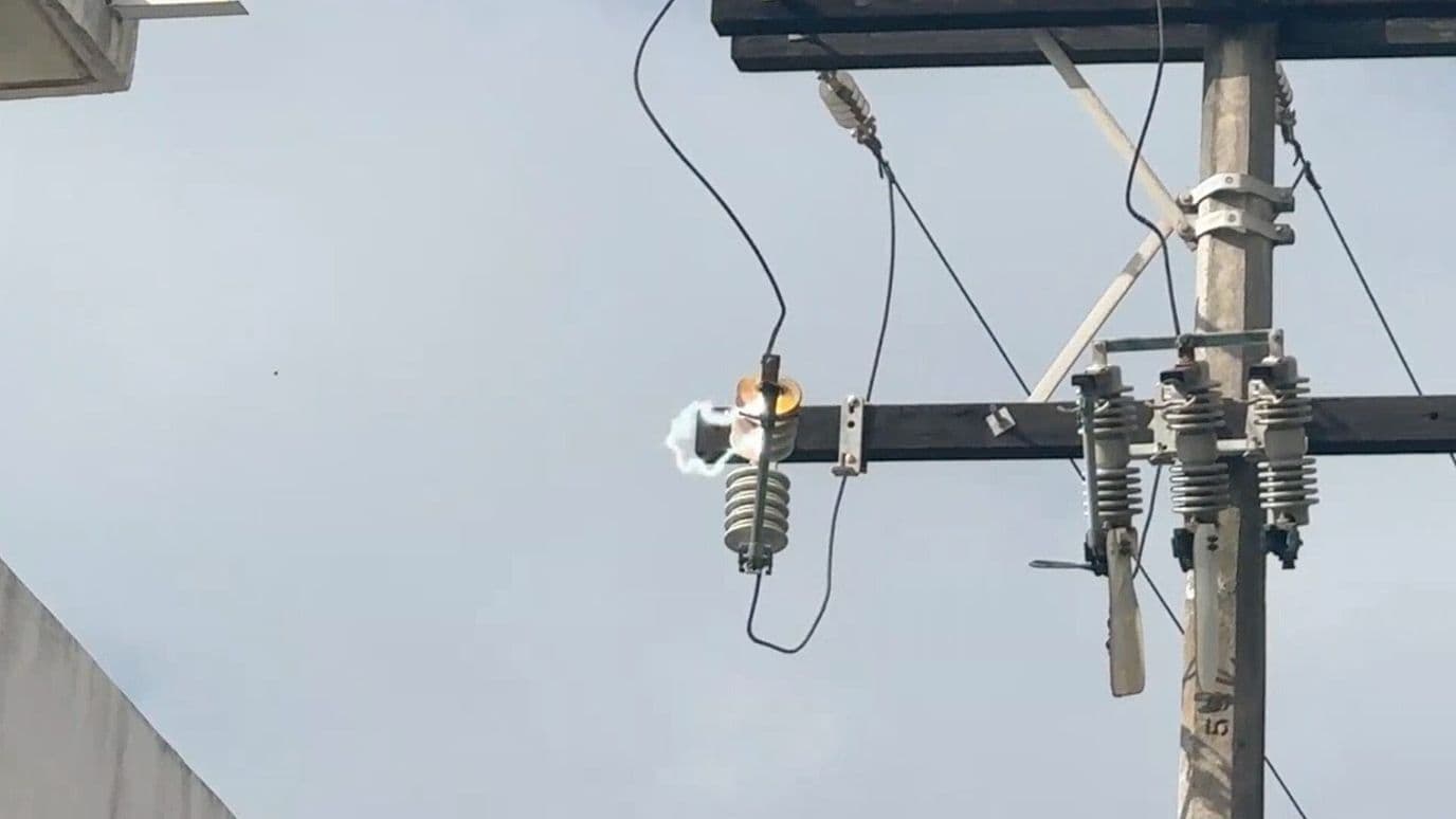 Fuego en Poste de CFE Genera Alarma entre Habitantes de Veracruz
