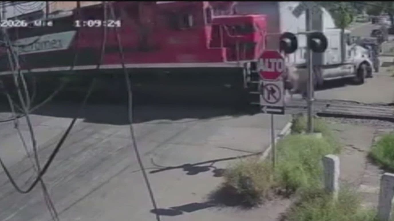 Tráiler Intenta Dar Vuelta Prohibida y Termina Embestido por un Tren en Aguascalientes