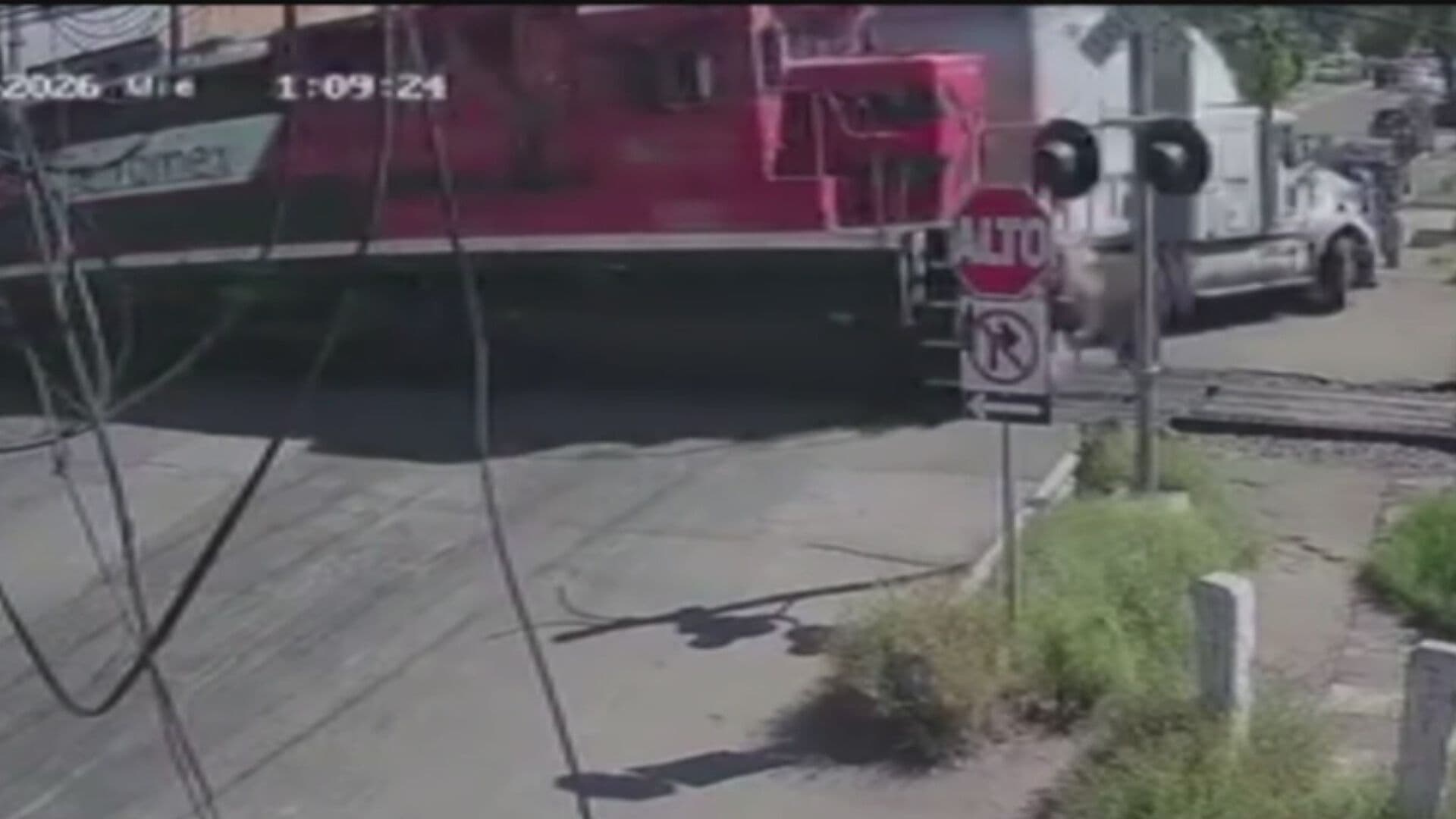 Tráiler Intenta Dar Vuelta Prohibida y Termina Embestido por un Tren en Aguascalientes