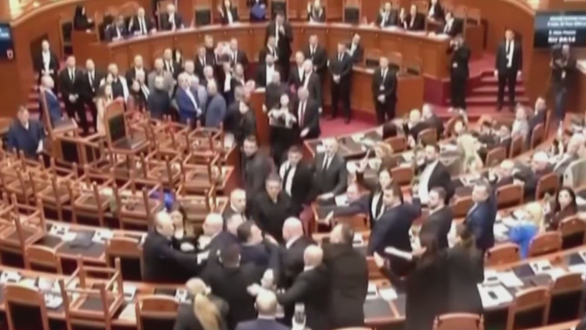 Video | Diputados se Enfrentan a Golpes en el Parlamento de Albania