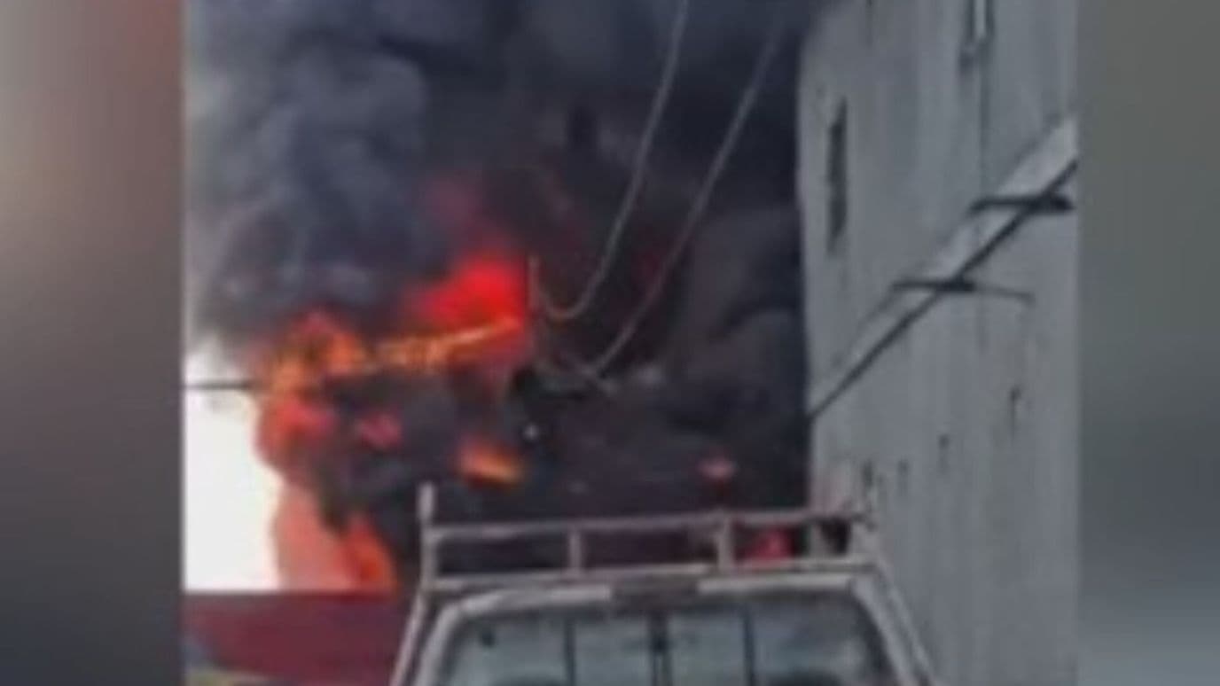 Incendio Consume Corralón en Uruapan