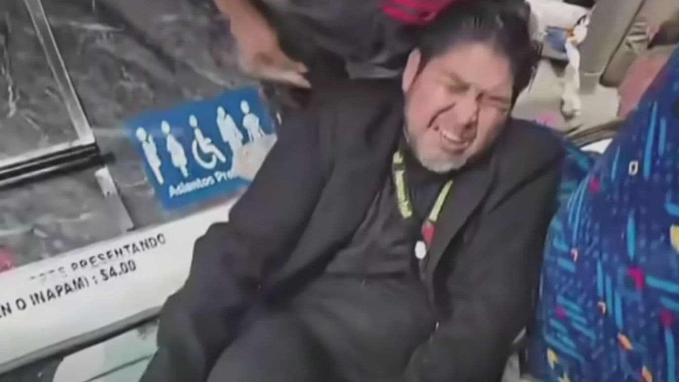 'Acabamos de Chocar, Por Favor Manda una Ambulancia': Graban Volcadura de Combi en Puebla