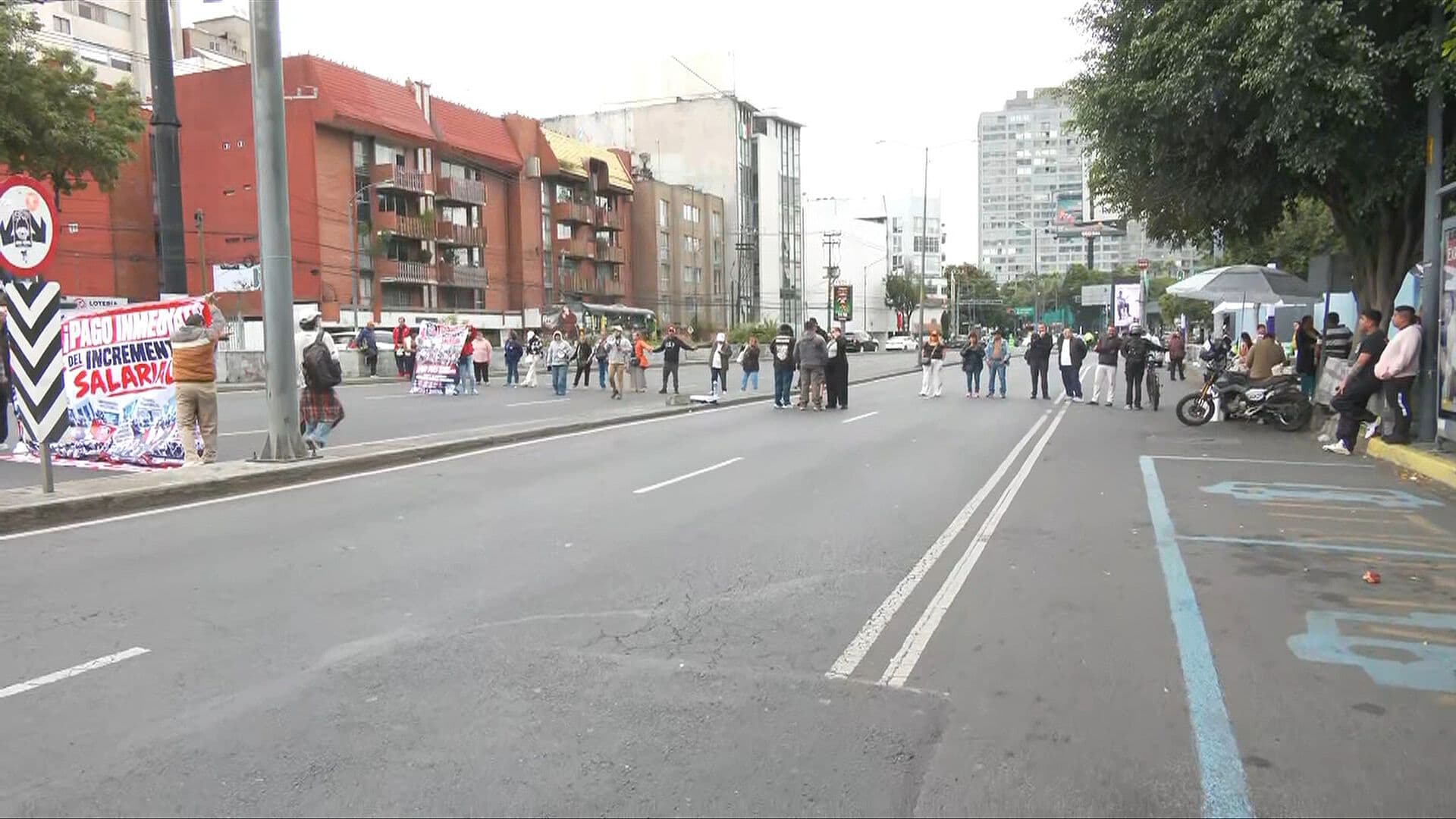 Maestros Bloquean la Avenida Universidad en CDMX