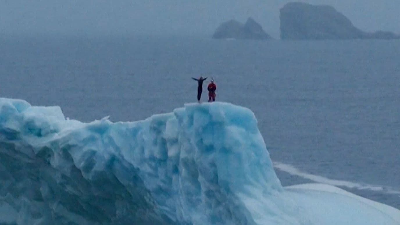 Ella es la Primera Mujer en Lanzarse al Mar Desde lo Alto de un Iceberg