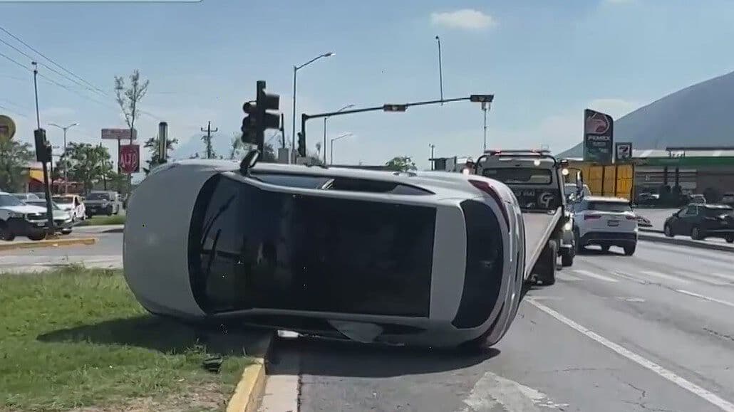 Vuelca Camioneta en Escobedo, No Hay Heridos