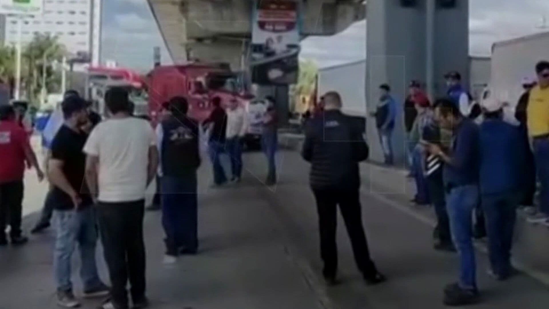 Bloquean la Autopista México-Puebla por Asesinato de Transportista