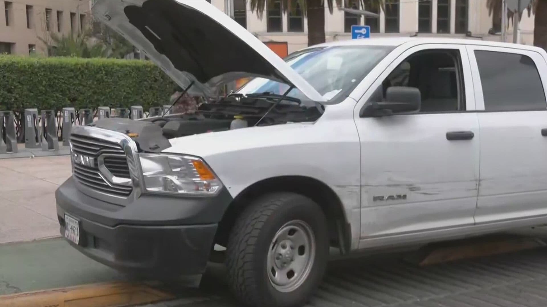 Auto se Sube a Camellón tras Choque en Paseo de la Reforma, CDMX