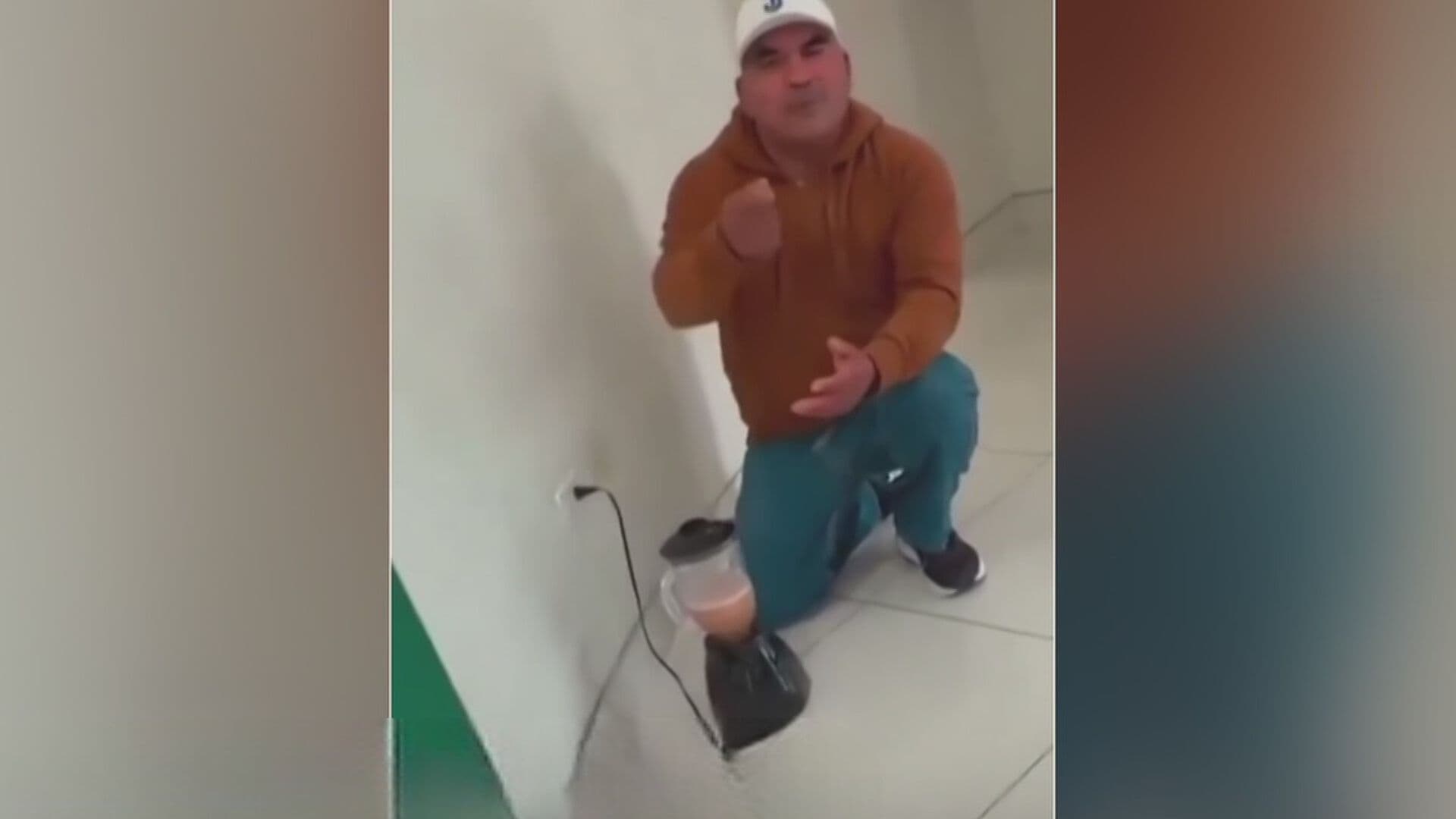 Video | Hombre Prepara Salsa en Oficinas de la CFE como Protesta