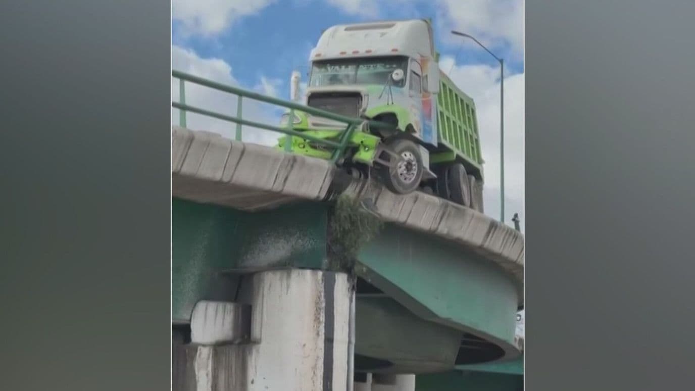 Camión de Volteo a Punto de Caer de Puente Vehicular en Cuautitlán Izcalli, Edomex
