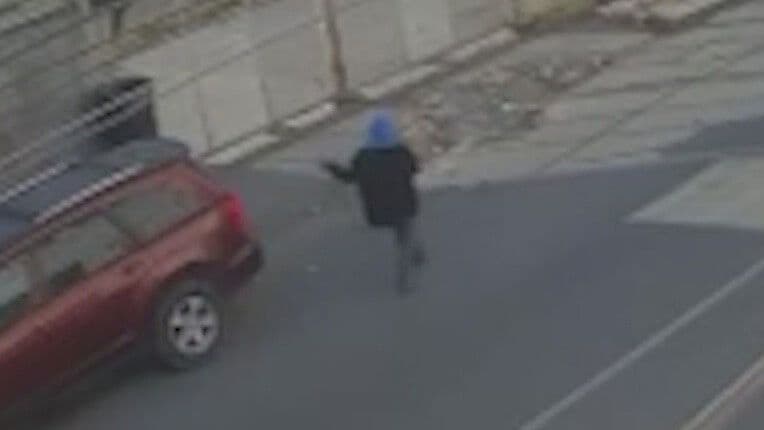 Denuncian Vecinos a Mujer Agresiva: Golpea y Lanza Piedras en Monterrey