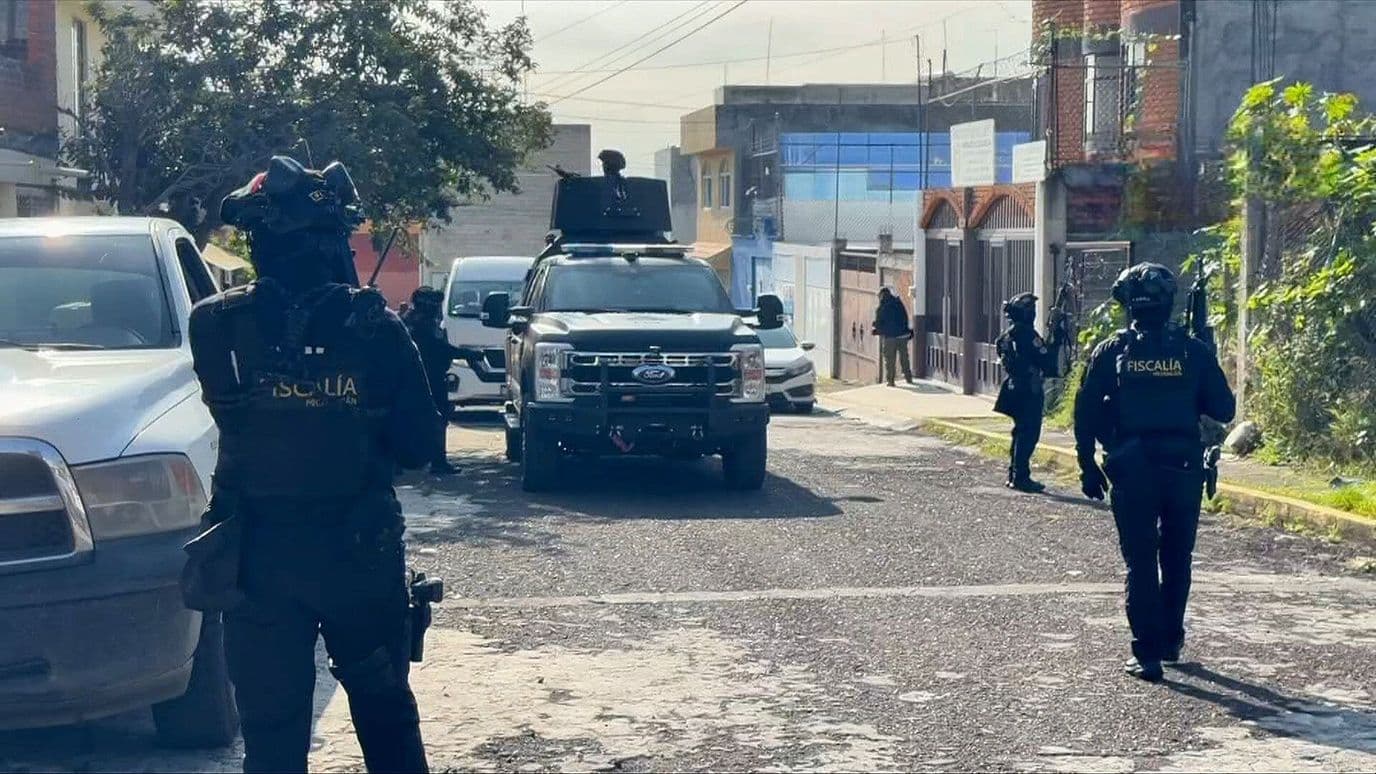 Aseguran Mil 880 Dosis de Metanfetamina y 205 Pacas de Ropa en Tres Cateos en Michoacán
