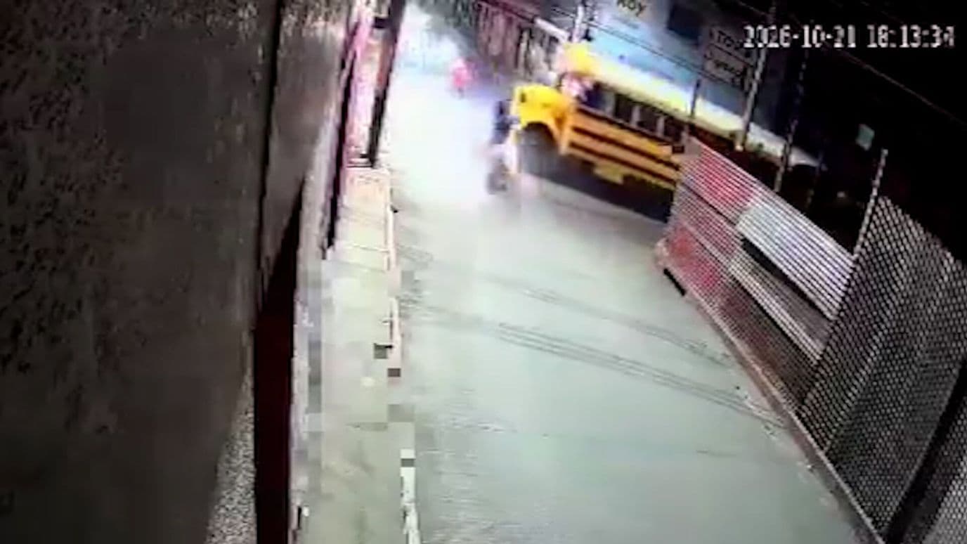 Motociclista Muere al Chocar Contra Camión en Amatitlán, Guatemala