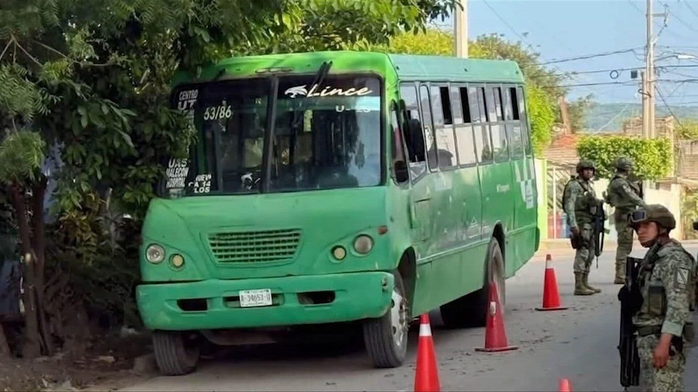 Atacan a Balazos Camión Escolar en Sinaloa con 30 Menores; Chofer Resulta Herido