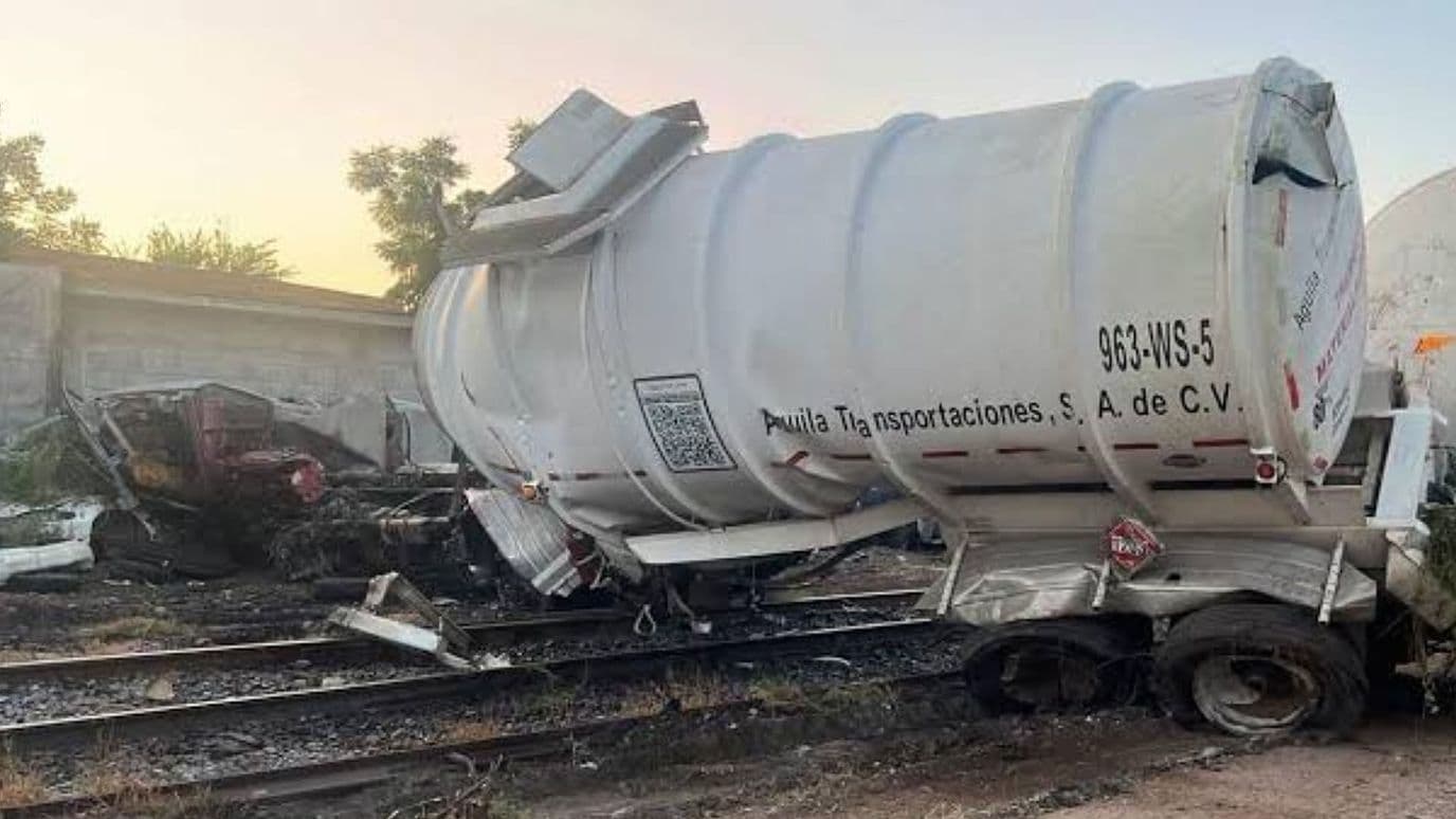Tren Embiste Pipa de Doble Semirremolque y Varios Vehículos en Culiacán