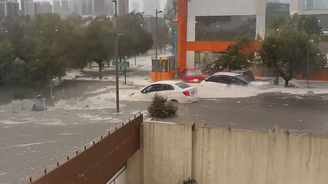 Tormenta y Granizada Provocan Caos e Inundaciones en Quito, Ecuador
