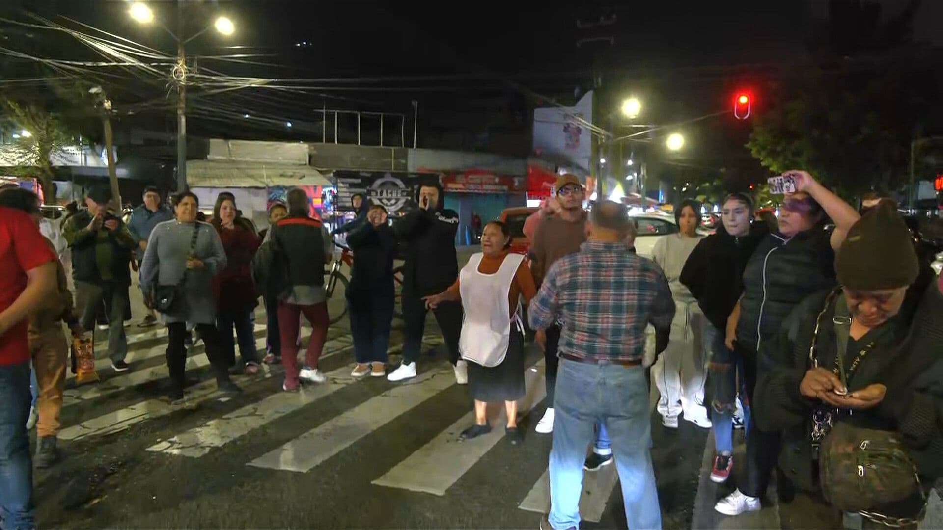 Comerciantes Bloquean Simón Bolívar en la Obrera para Denunciar Retiro de sus Puestos