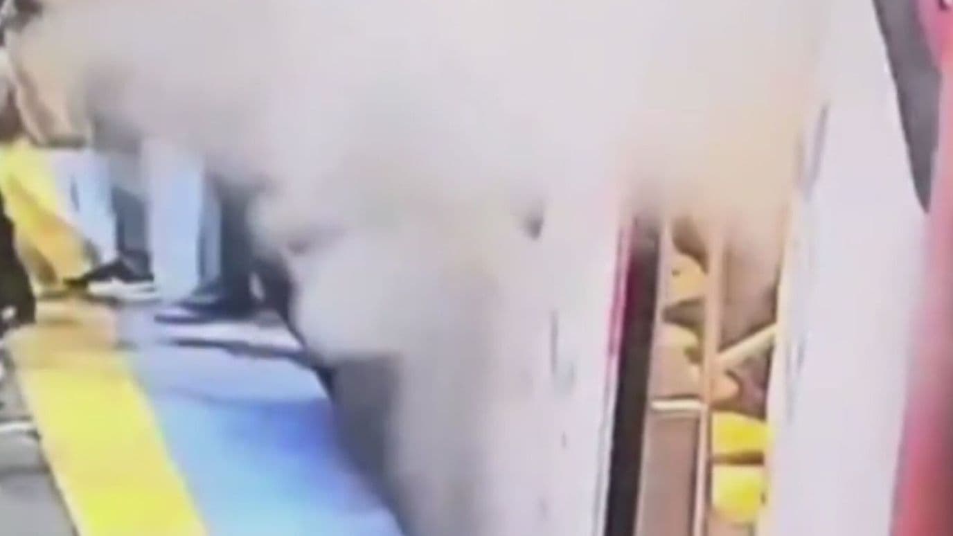 Video | Usuarios Salen Corriendo de Metro Chabacano por Chispazo y Humo