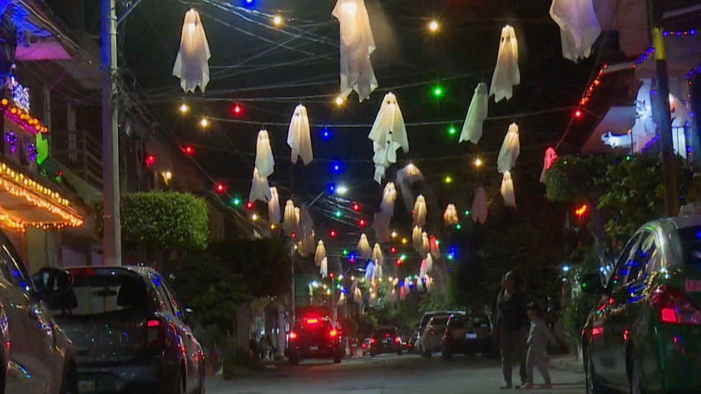 Más de 50 Familias Decoran la Calle Virgo Desde Hace Más de Seis Años en León
