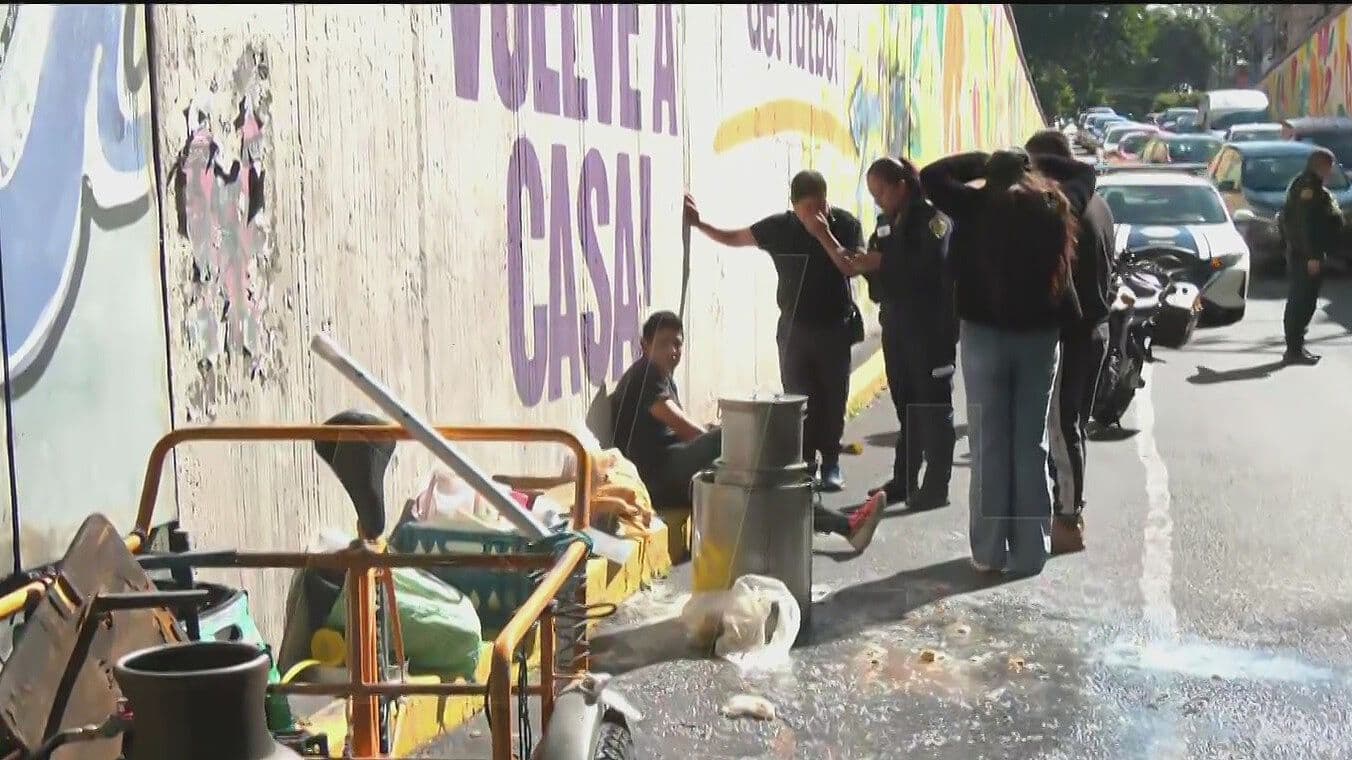 Vuelca Triciclo de Tamales en Benito Juárez: Vendedor Sufre Quemaduras
