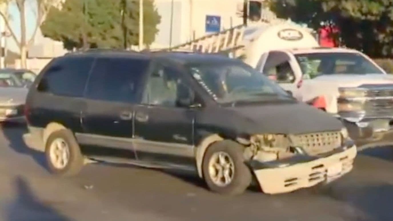 Joven Motociclista es Impactado por Camioneta que se Pasó el Alto en León, Guanajuato