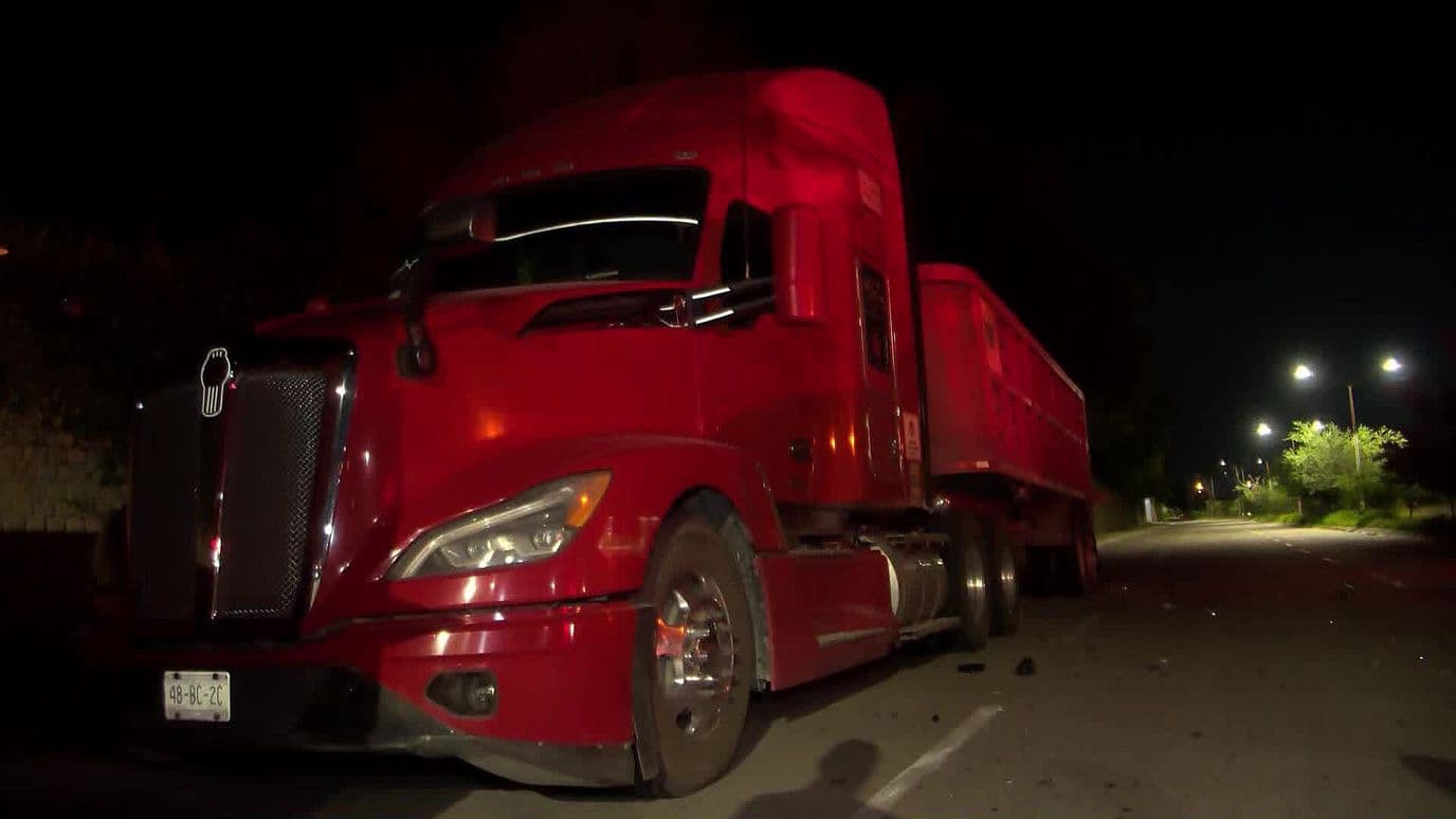 Joven Vuelca su Auto Tras Chocar Contra un Tráiler Estacionado en Zapopan