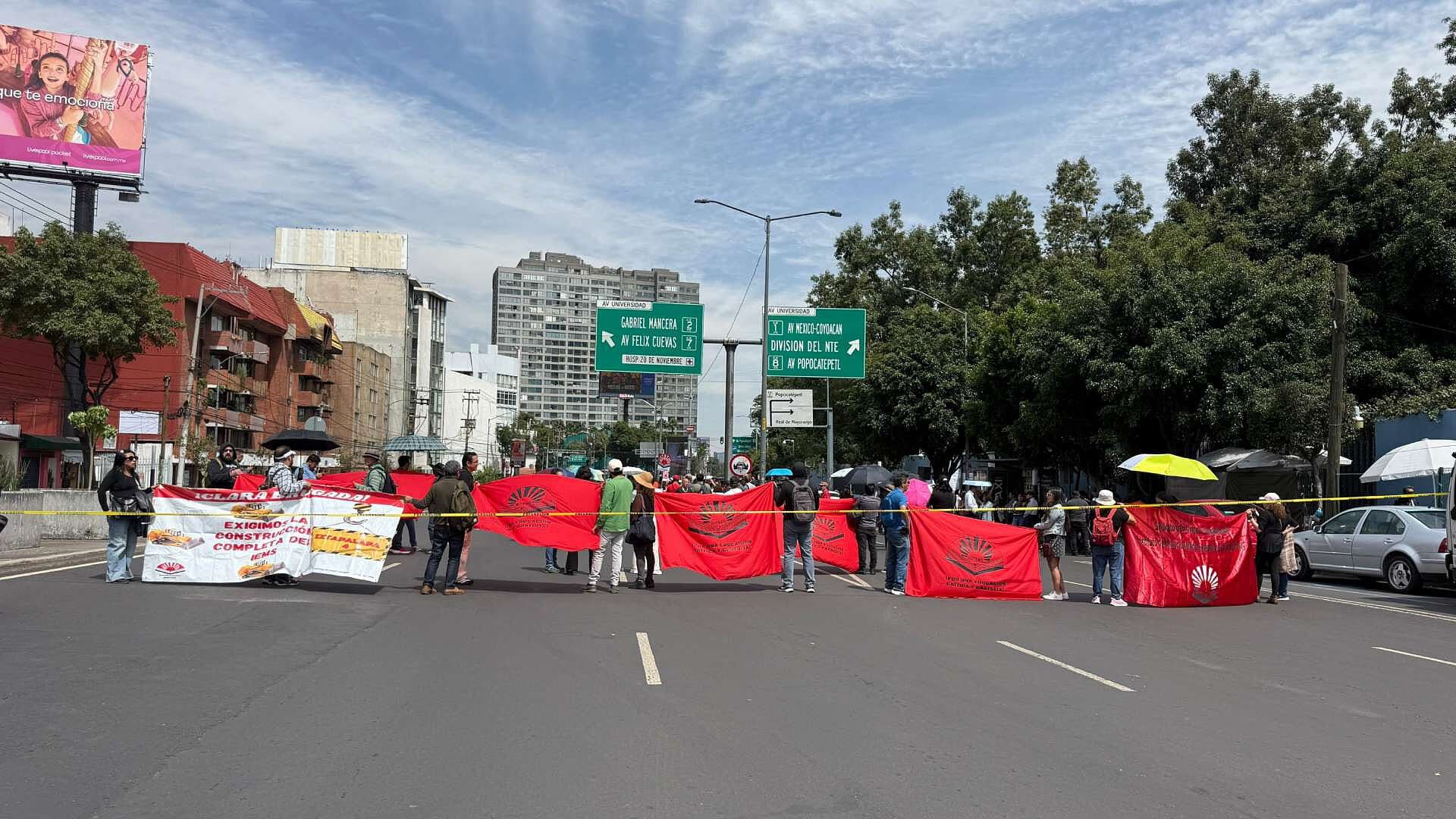 Bloqueo en Avenida Universidad: Docentes Rechazan Cambios al Modelo Educativo