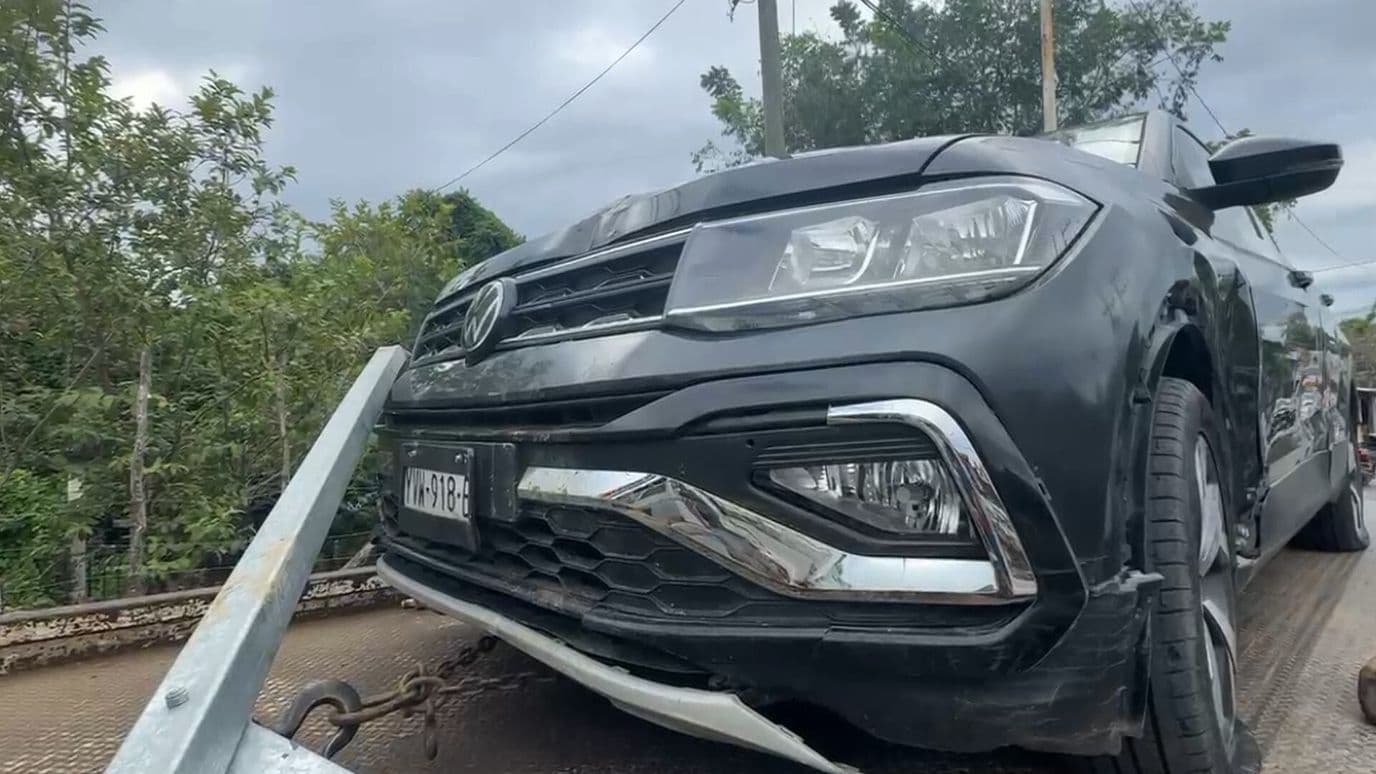 Conductor Derriba Tres Palmeras y una Señal Vial en Tuxpan; Abandonó su Vehículo
