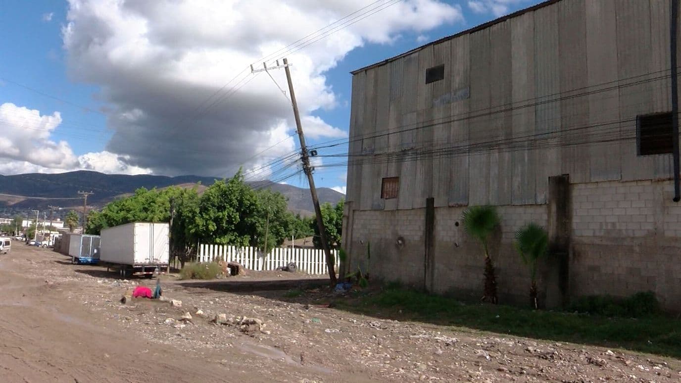 Poste a Punto de Caer y Aguas Negras Afectan a Vecinos de Granjas Familiares en Tijuana