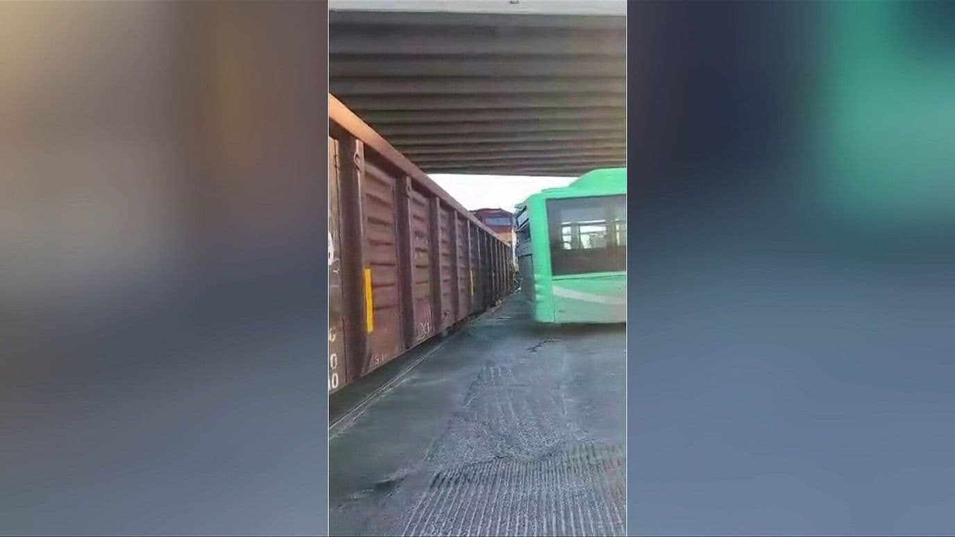 Tren Impacta a Camión de Transporte Público en Escobedo, Nuevo León