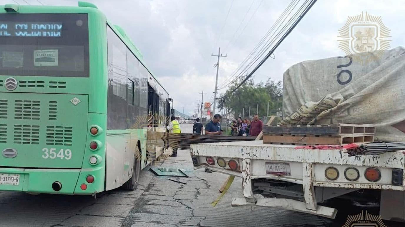 Varillas Atraviesan Camión Urbano en Escobedo, Nuevo León