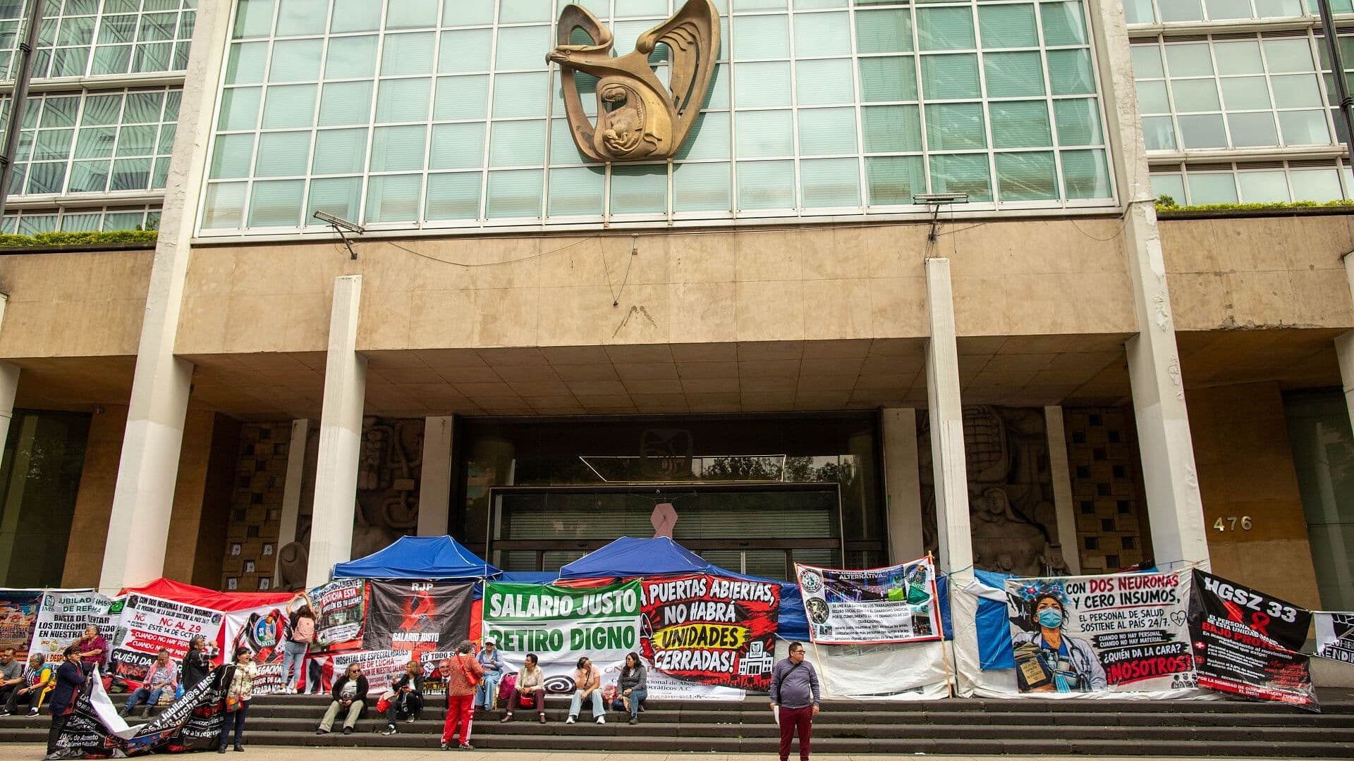 Trabajadores del IMSS Mantienen Protestas y Bloqueos por Falta de Insumos en CDMX