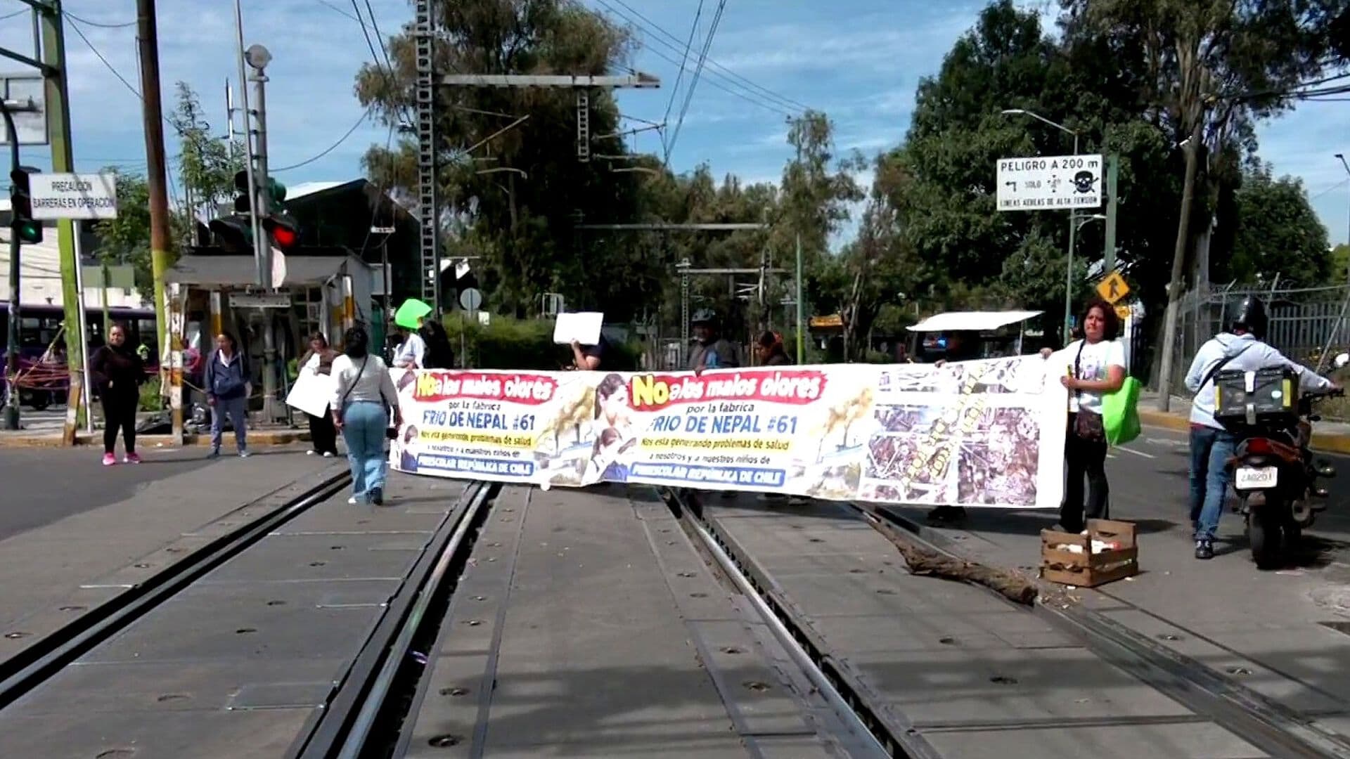 Vecinos Bloquean Tren Ligero por Olor a Putrefacción en Bodega de Xochimilco