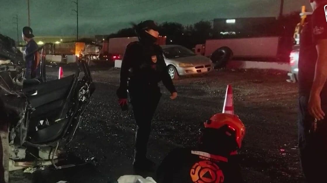 Choque Deja a un Hombre Atrapado en Vehículo en Apodaca