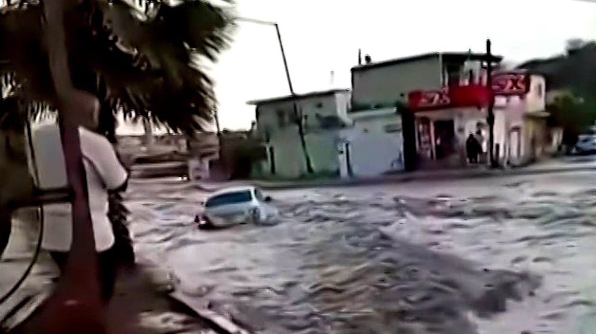 Tormenta Desborda Arroyos y Arrastra Vehículos en Ciudad Juárez, Chihuahua
