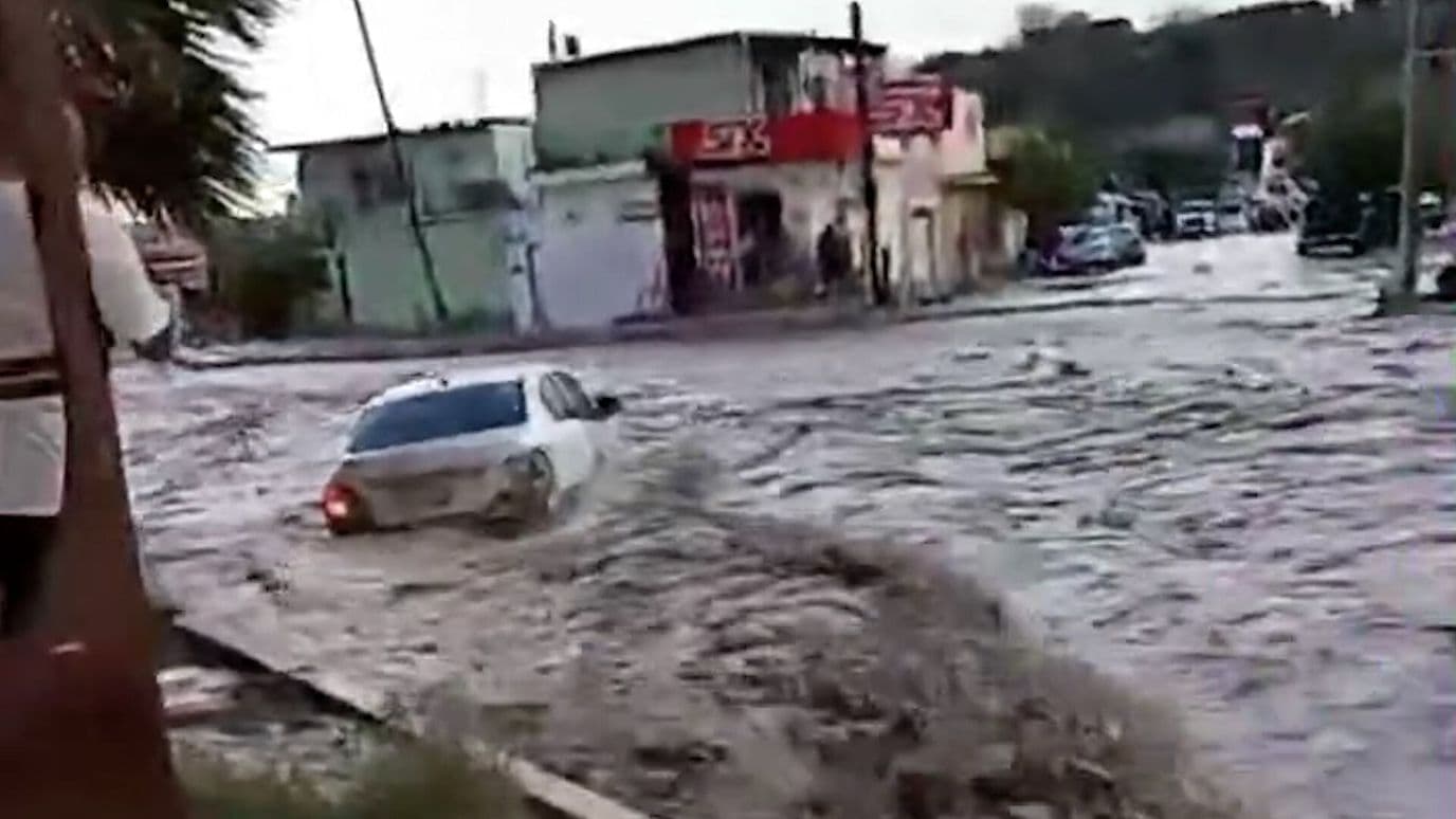 Lluvias Arrastran Autos en Juárez