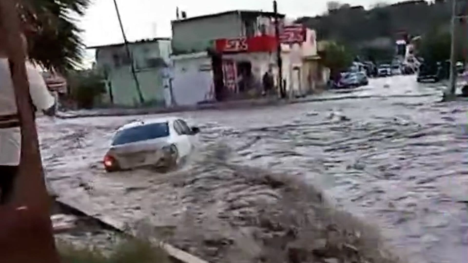 Lluvias Arrastran Autos en Juárez