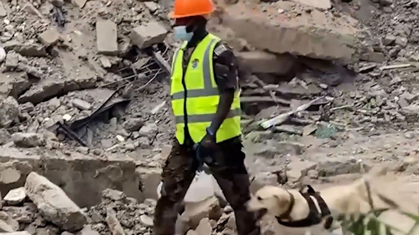 Buscan Sobrevivientes en Edificio Derrumbado