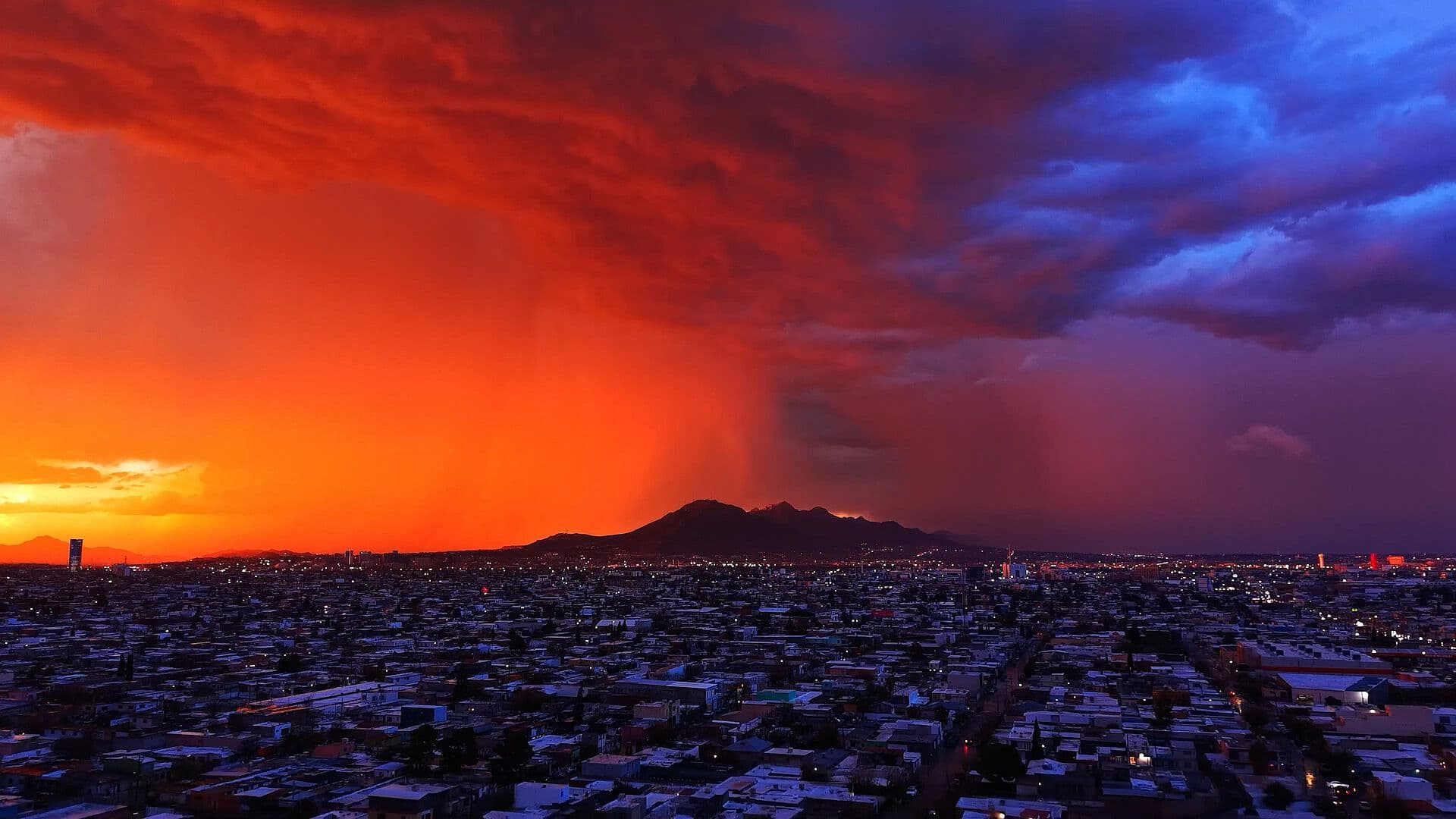 Tormenta Causa Enormes Nubes Rojas sobre Ciudad Juárez