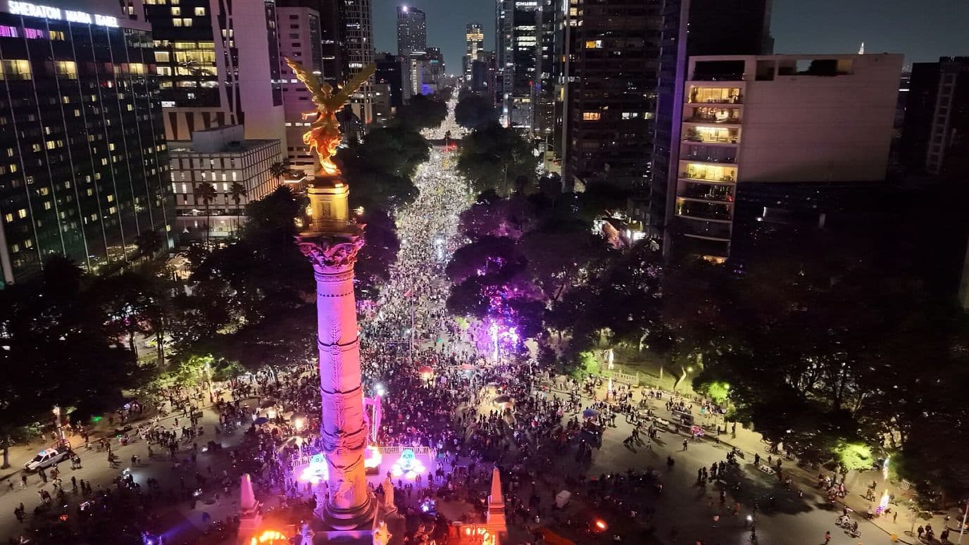 Así Se Ve el Paseo Nocturno de Día de Muertos en Reforma