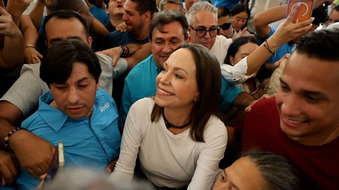 Reciben a María Corina Machado en iglesia de Santa Rosa, en Venezuela