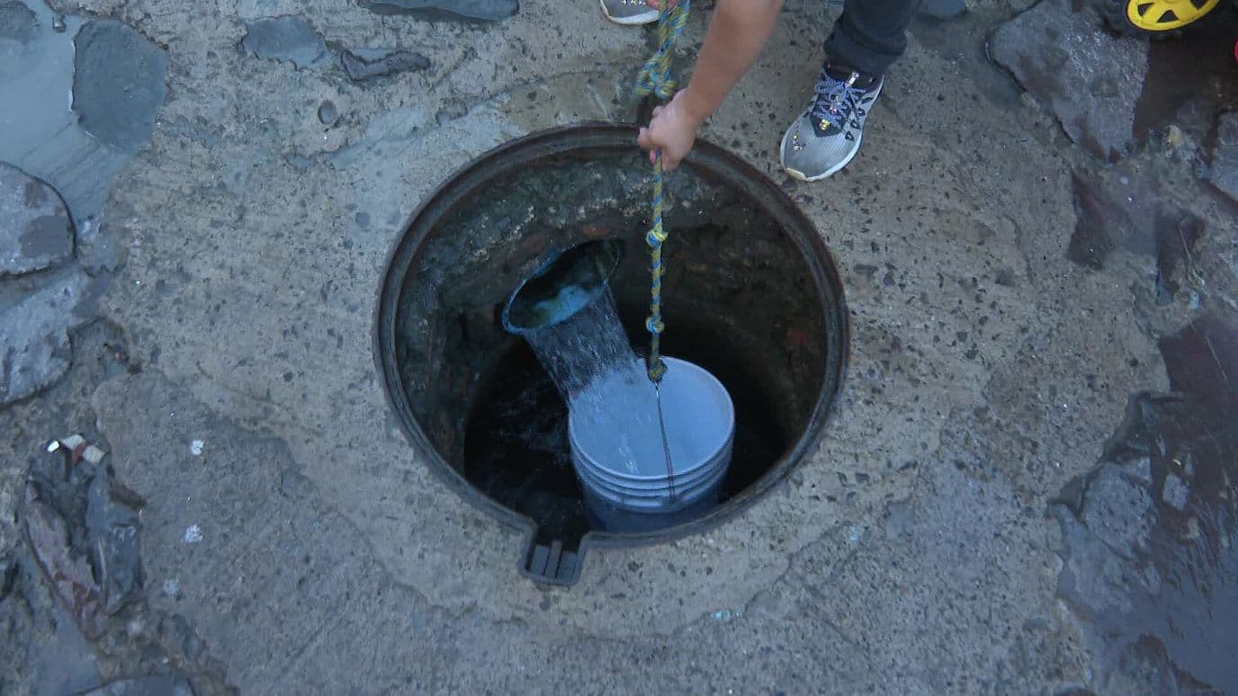 Vecinos de la Colonia Francisco Villa en Guadalajara Aprovechan Ojo de Agua